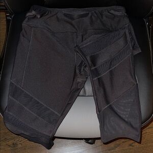3/4 legging
Two side pockets 
Mesh leg
M/L